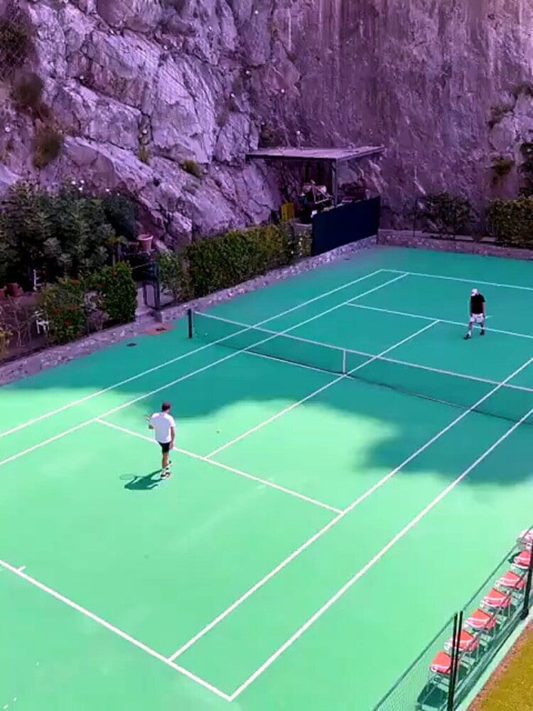 È Federer mania in Italia: Roger scende in campo e si allena su un campo a Positano