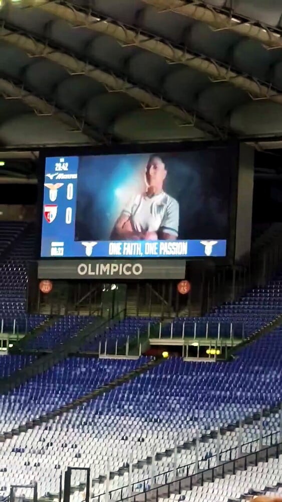 Gaffe Lazio, sui maxischermi dell'Olimpico la promo con la maglia sbagliata!