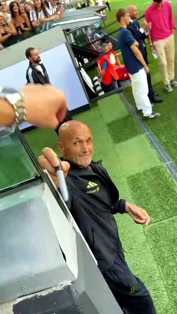Spalletti e lo scherzo del pennarello a un tifoso della Juve