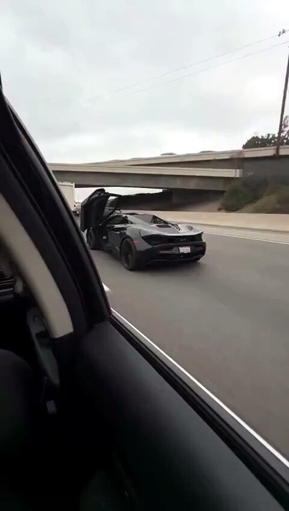 Sale su tetto della sua McLaren a tutta velocità e si schianta: il video è virale, ma...