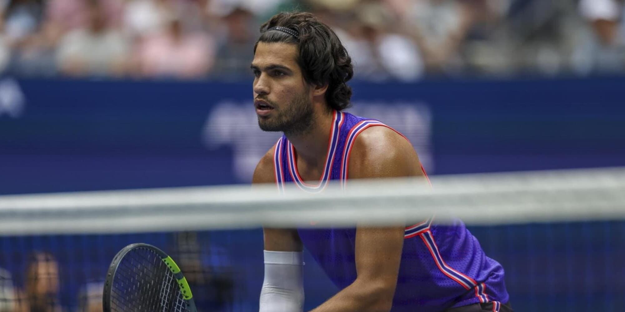 Carlos Alcaraz vince il primo set contro Roman Safiullin sul cemento dell'Arthur Ashe Stadium agli Us Open