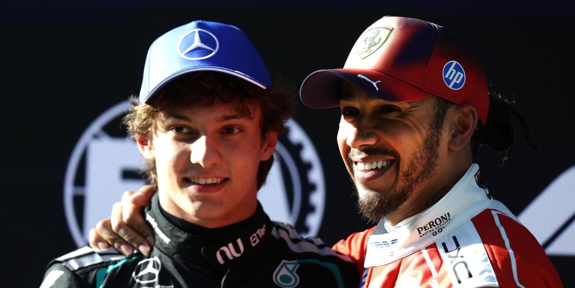 Lewis Hamilton elogia Kimi Antonelli come futuro pilota della Ferrari, mentre sottolinea le sfide con Wolff