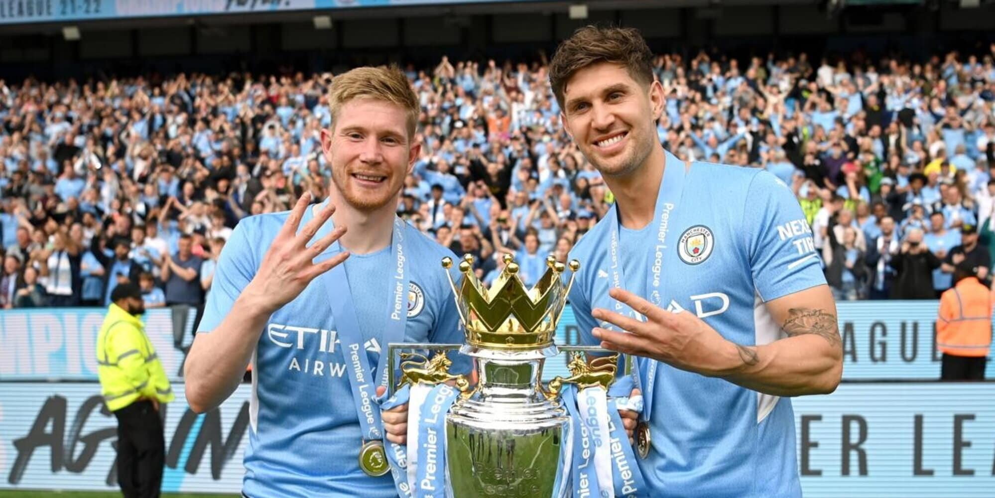De Bruyne, Stones e Akanji si ritrovano in Italia dopo anni al City. Inter e Napoli si preparano a un confronto