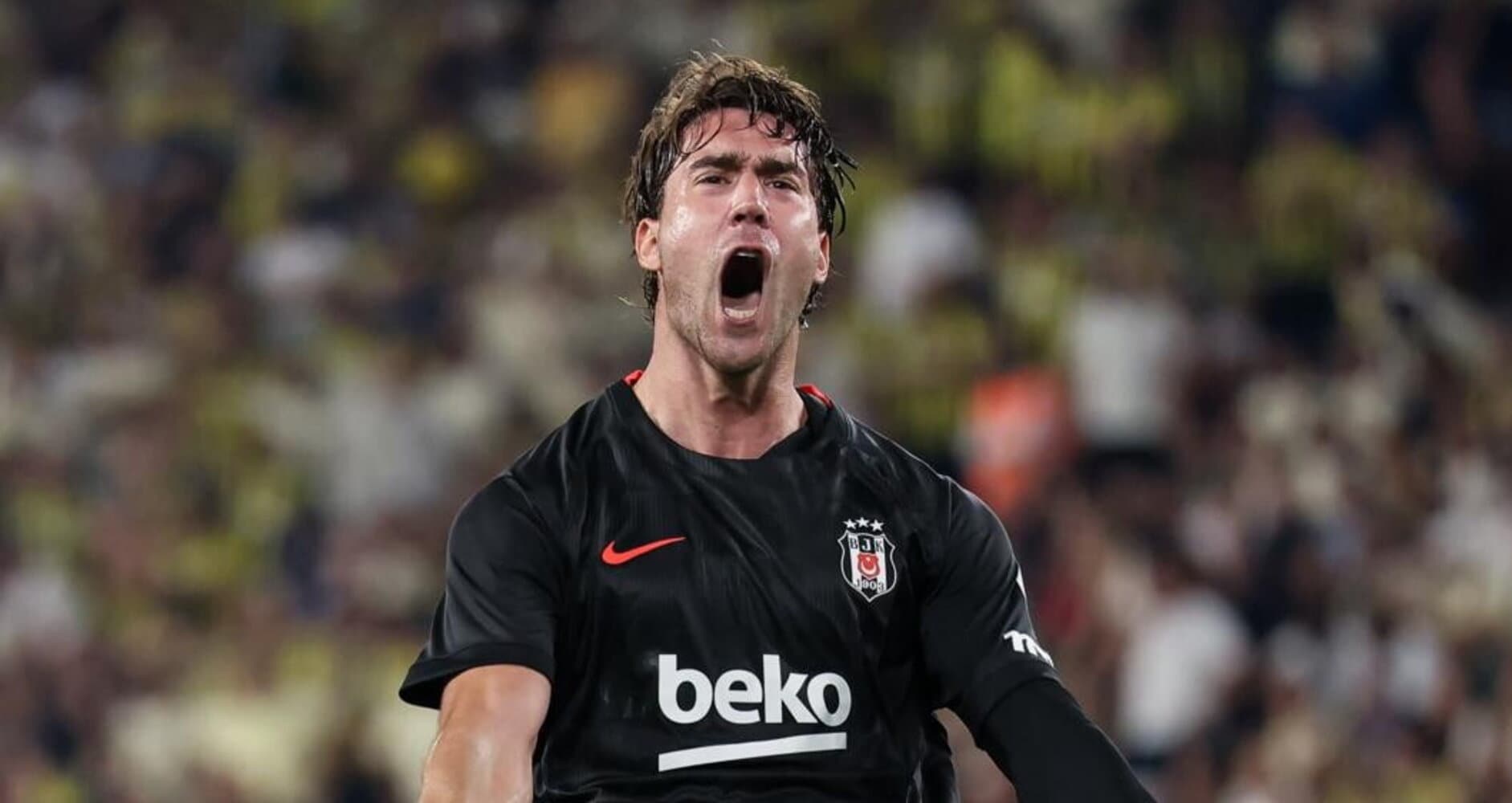 Giocatori di Besiktas e Fenerbahce in campo durante un derby a Istanbul