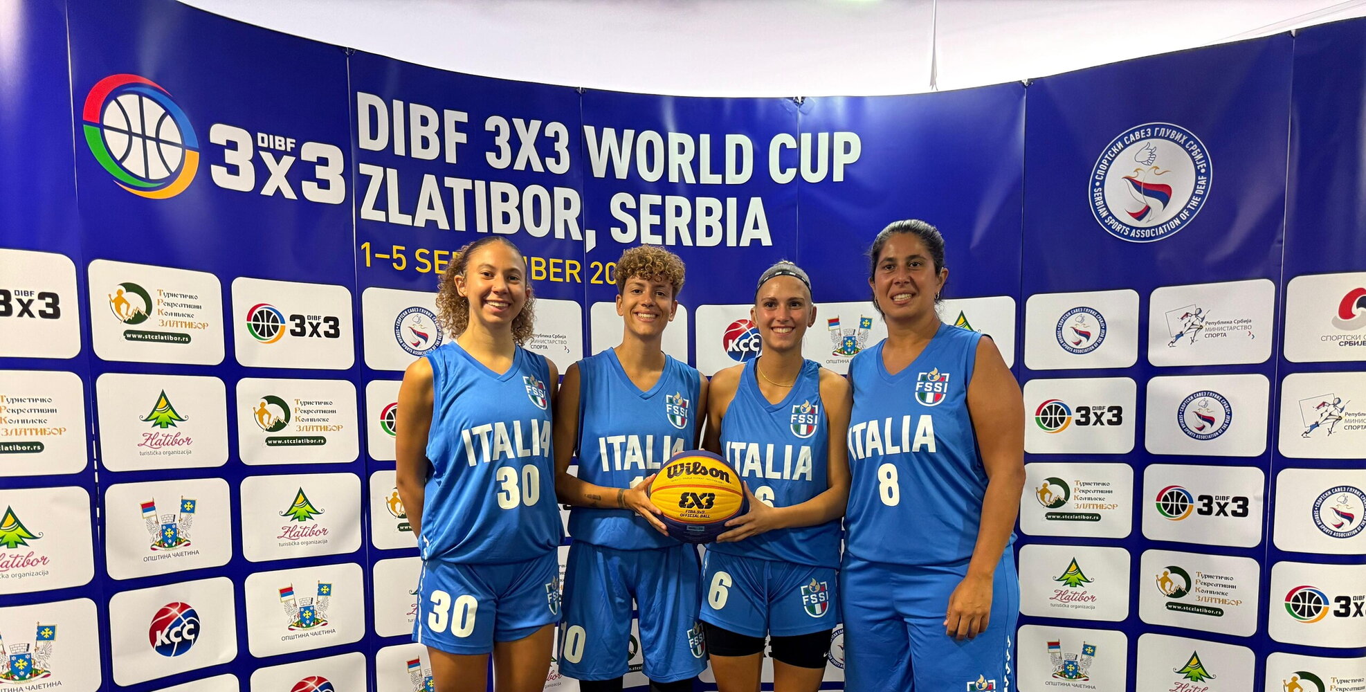 Squadre di cestisti sordi in azione durante il Mondiale 3x3 in Serbia, con atlete e atleti in campo
