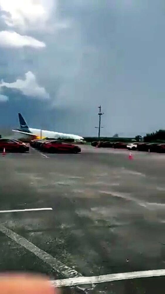 Tragedia a Miami: aereo esce di pista e finisce sulle auto