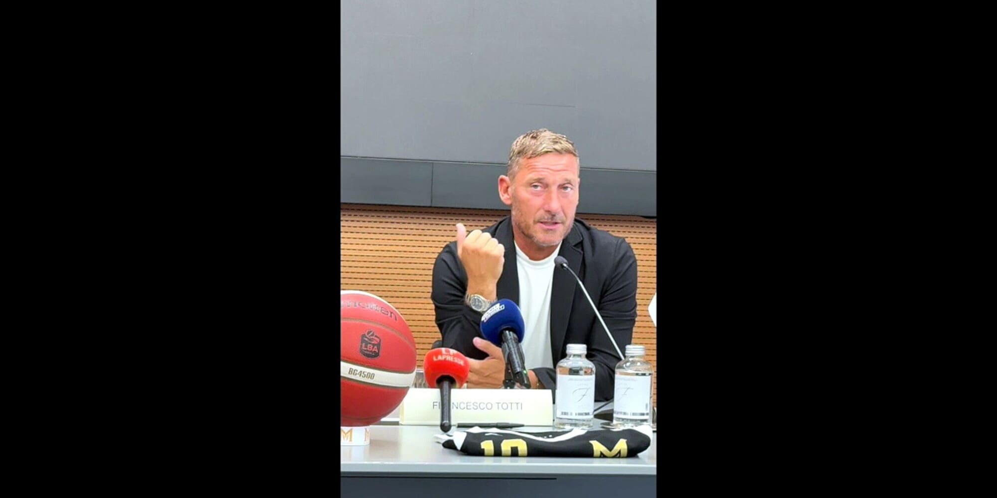 "Prendo un permesso", "vuoi venire pure te?", tutte le battute di Totti alla presentazione della Maxima Roma