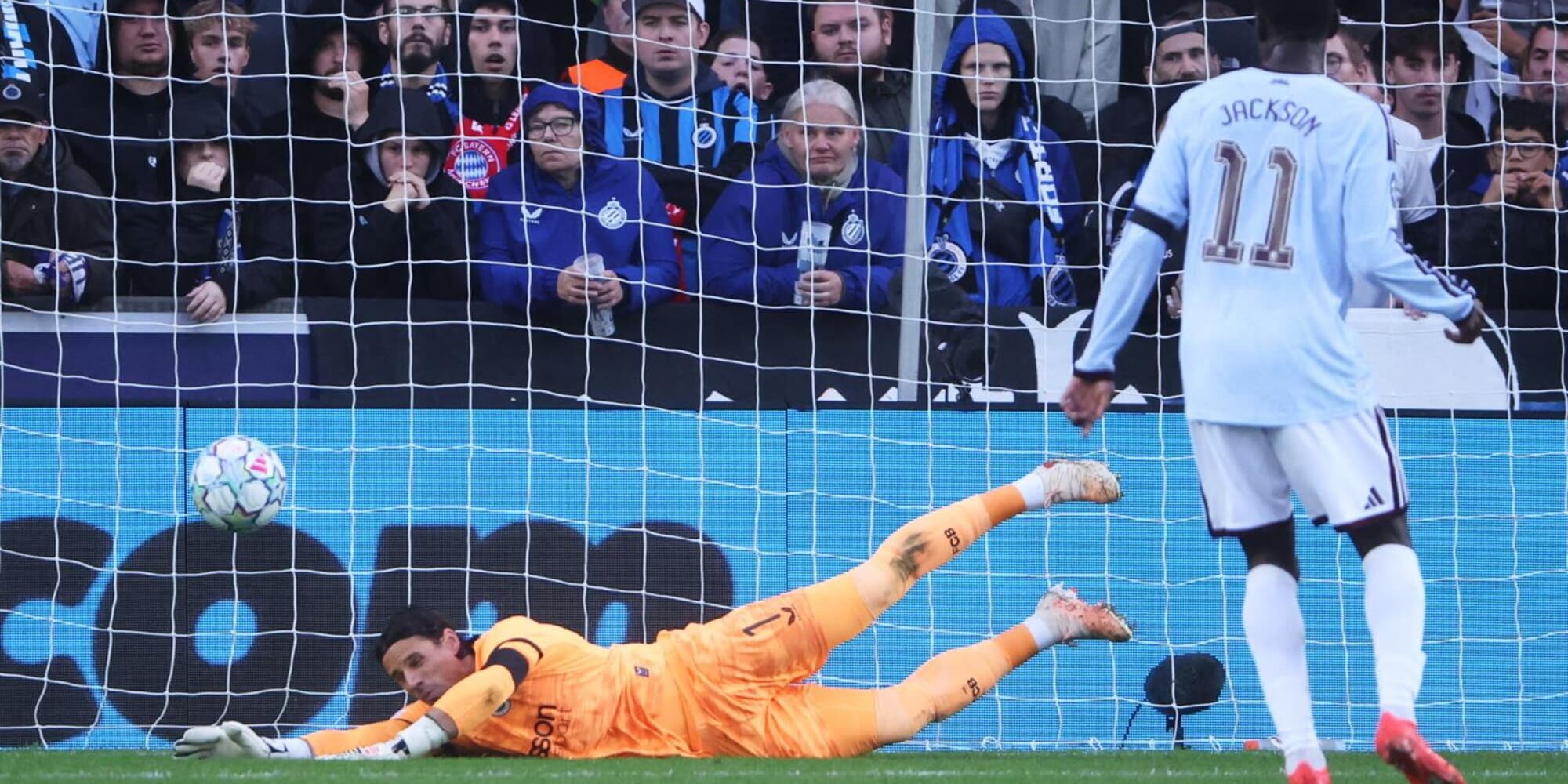 Portiere svizzero Sommer in difficoltà durante la partita Bruges-Aston Villa, con errori che portano alla vittoria degli inglesi