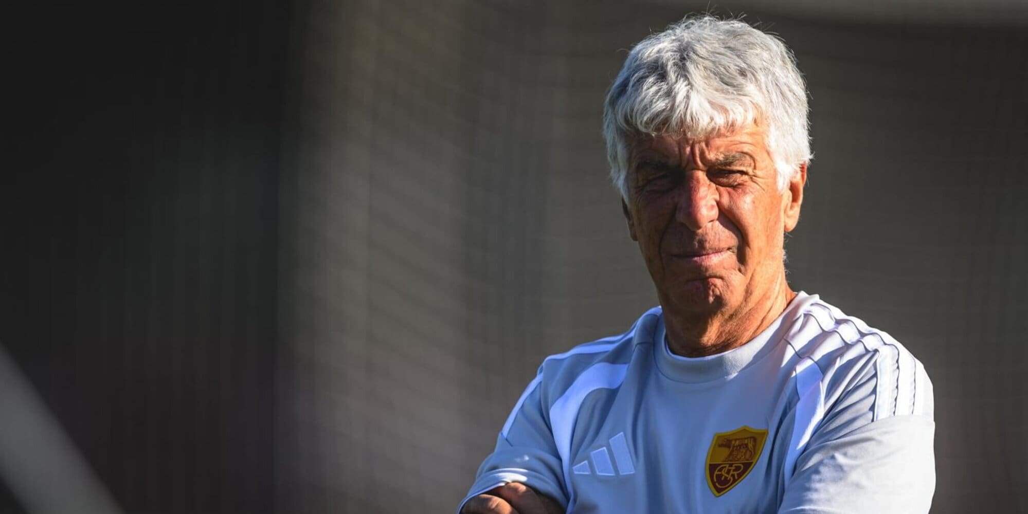 La Roma si prepara al match contro il Fenerbahce in Turchia con una maglia senza sponsor e una conferenza stampa di Gasperini