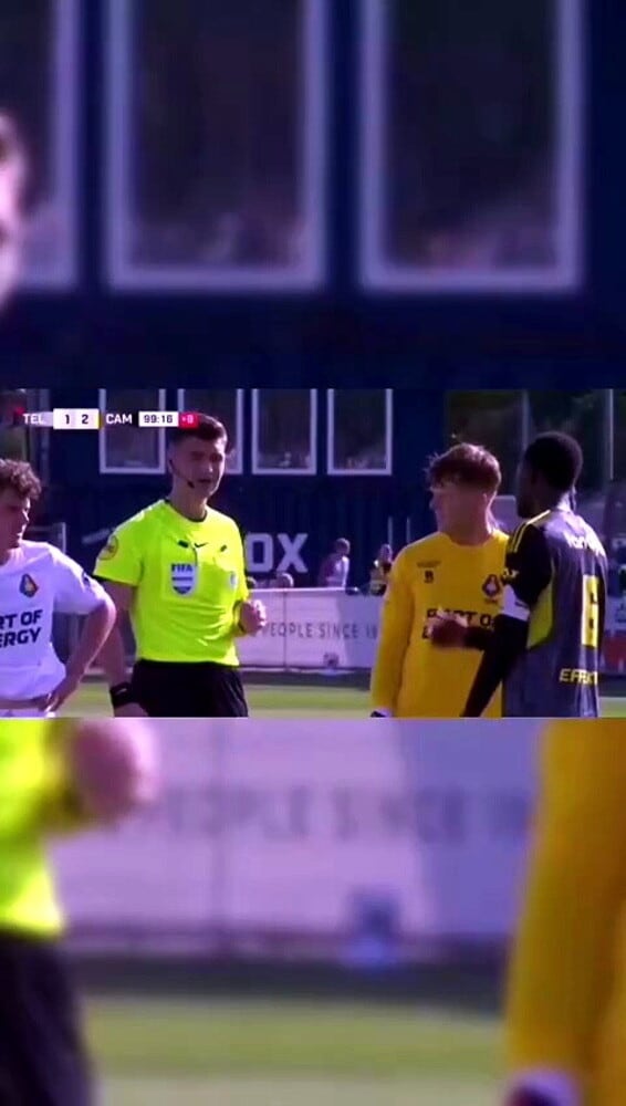 L'arbitro assegna il rigore dopo la revisione del Var, la reazione del giocatore è tutta da ridere