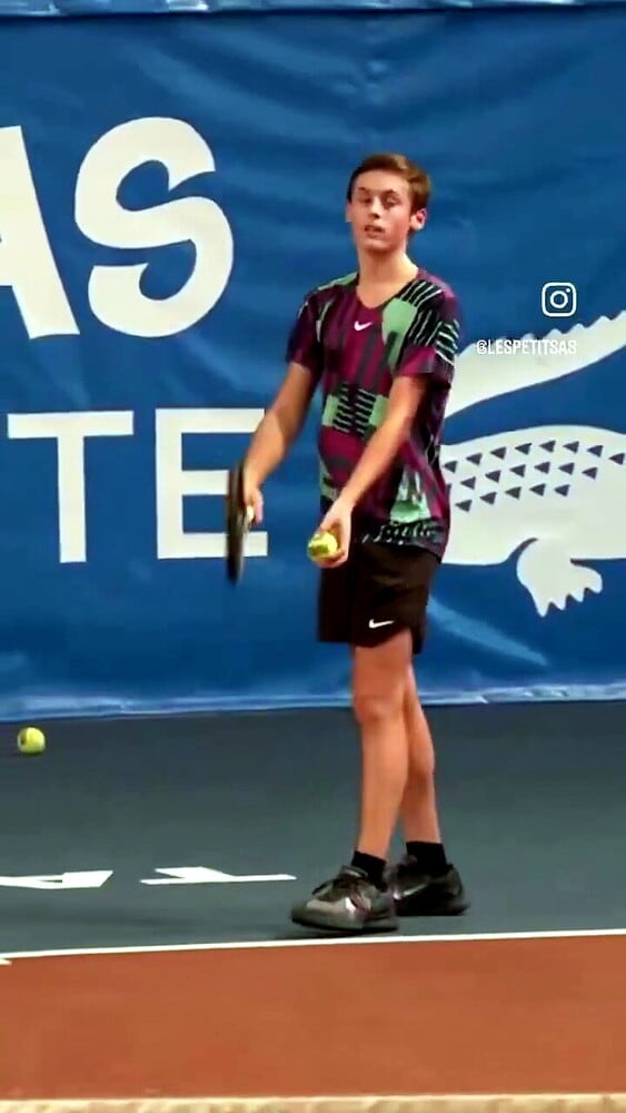 Il baby tennista fenomeno che gioca solo di dritto: a 14 anni è già una star