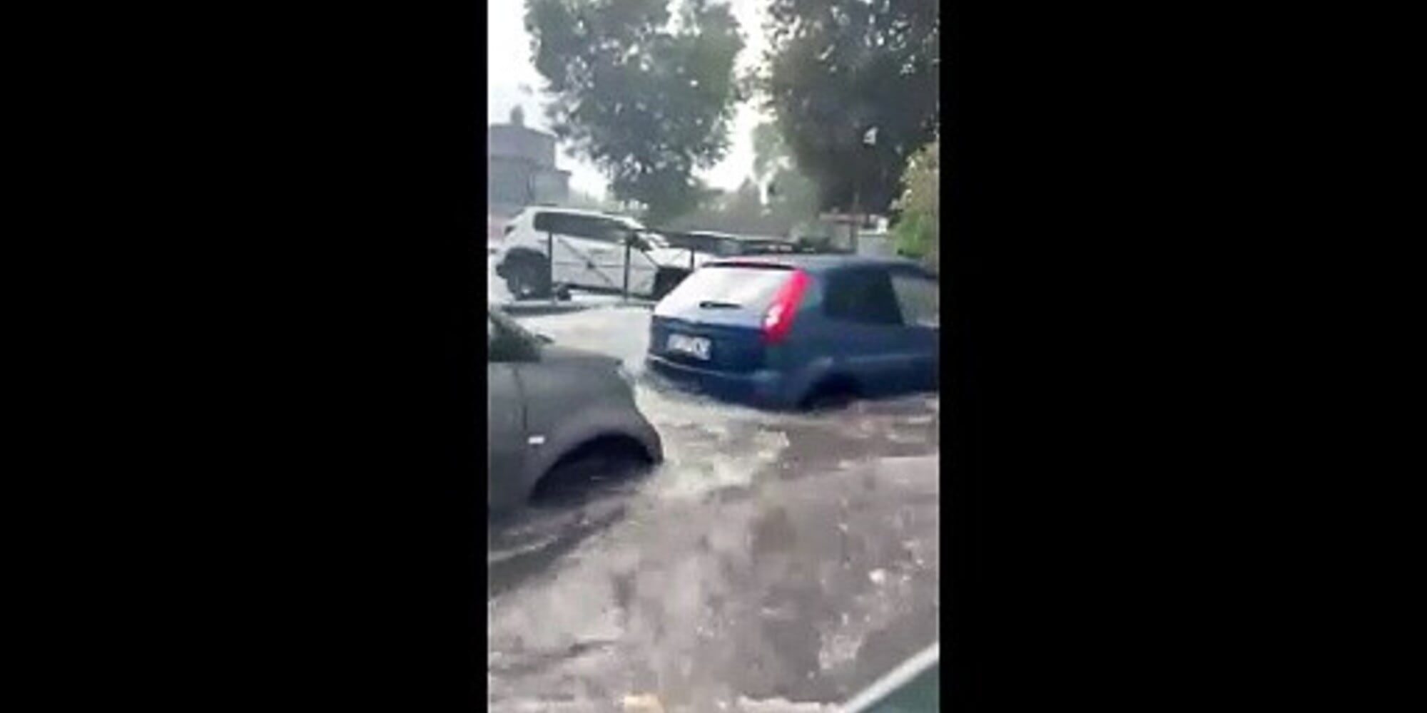 Ponte Milvio a Roma si trasforma in un fiume in piena