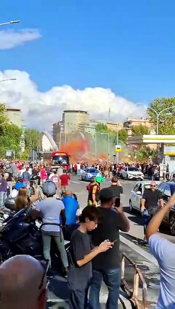 I tifosi della Roma caricano i giocatori: il pullman entra all'Olimpico