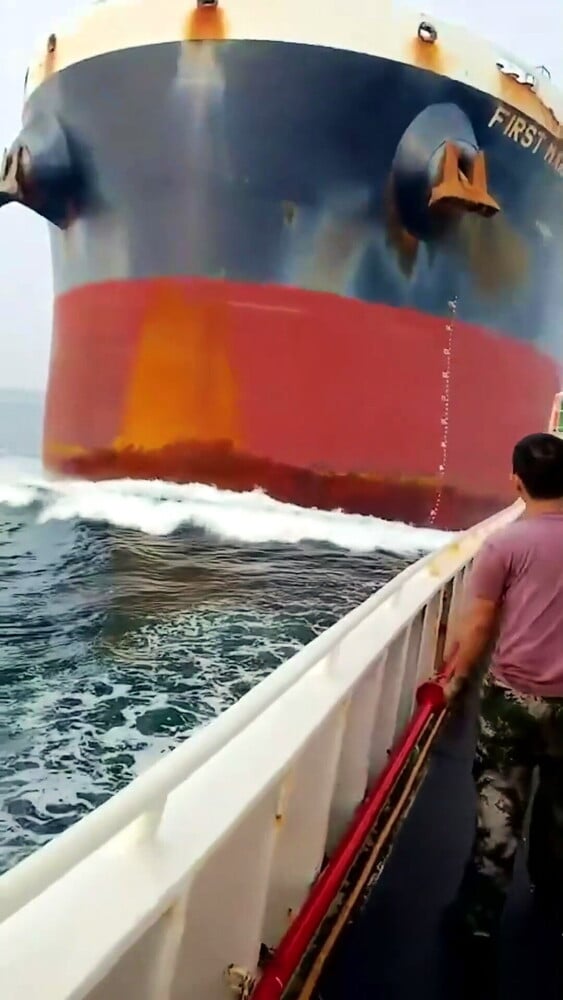 Un'immensa nave cargo travolge un piccolo peschereccio: il video è spaventoso