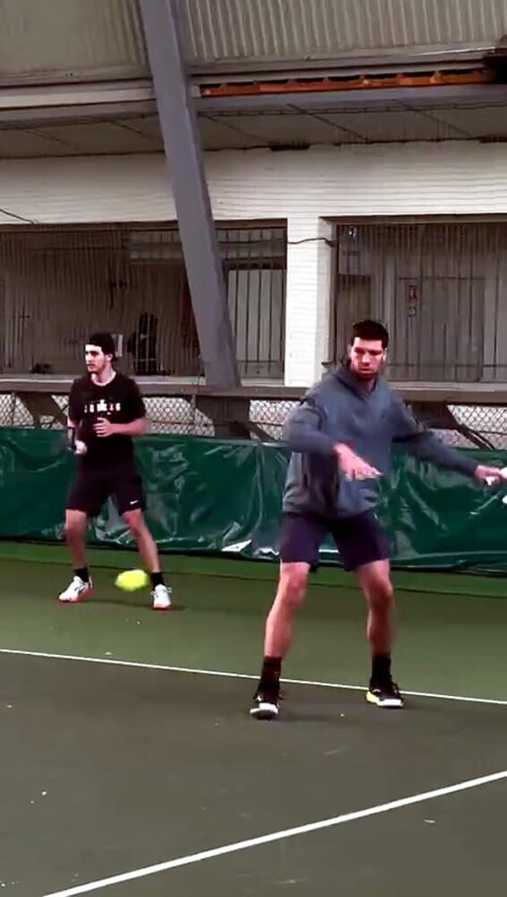 Ambidestro, racchetta con doppio manico: il tennista che fa solo dritti