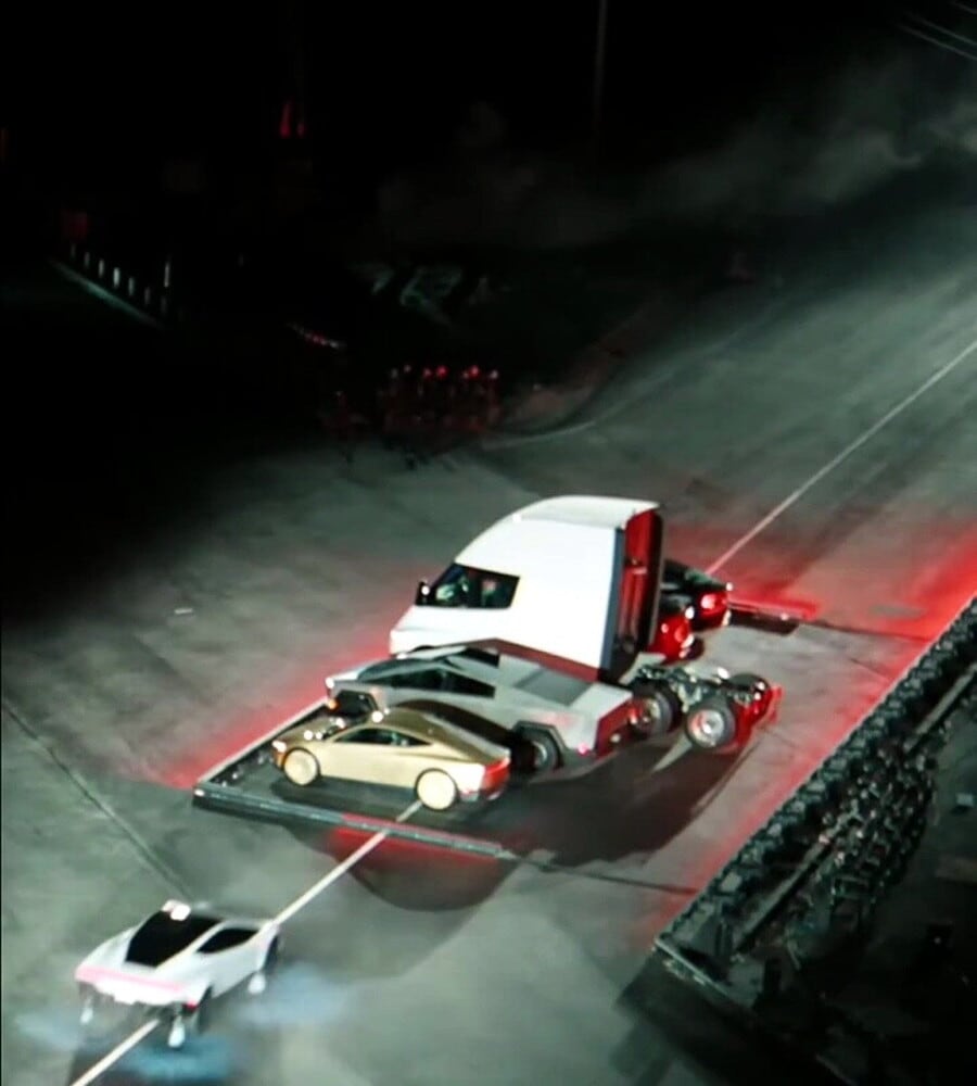 La Tesla prende il volo e supera un tir! Il video da un'altra angolazione è incredibile
