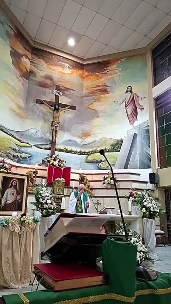 Tragedia in Ecuador, il crocifisso si stacca e uccide il prete!