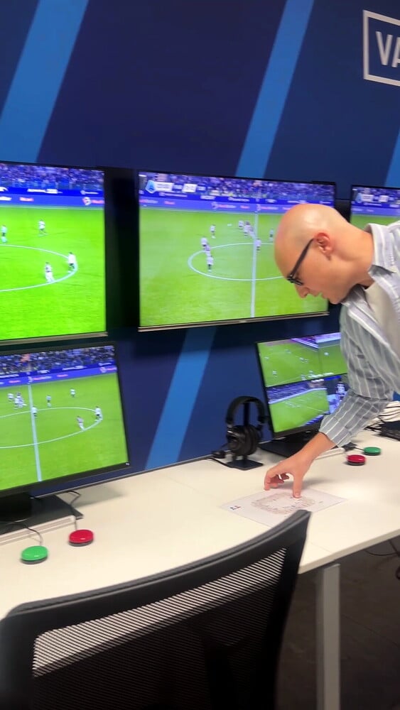 Come funziona la sala Var: i due pulsanti rosso e verde e tutti i segreti degli arbitri
