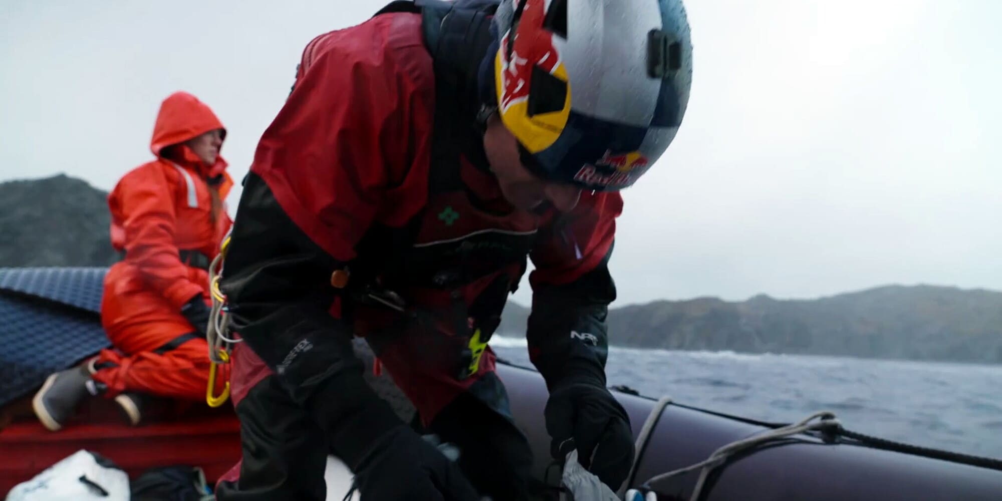 Molly Carlson è la prima donna al mondo a tuffarsi da un iceberg