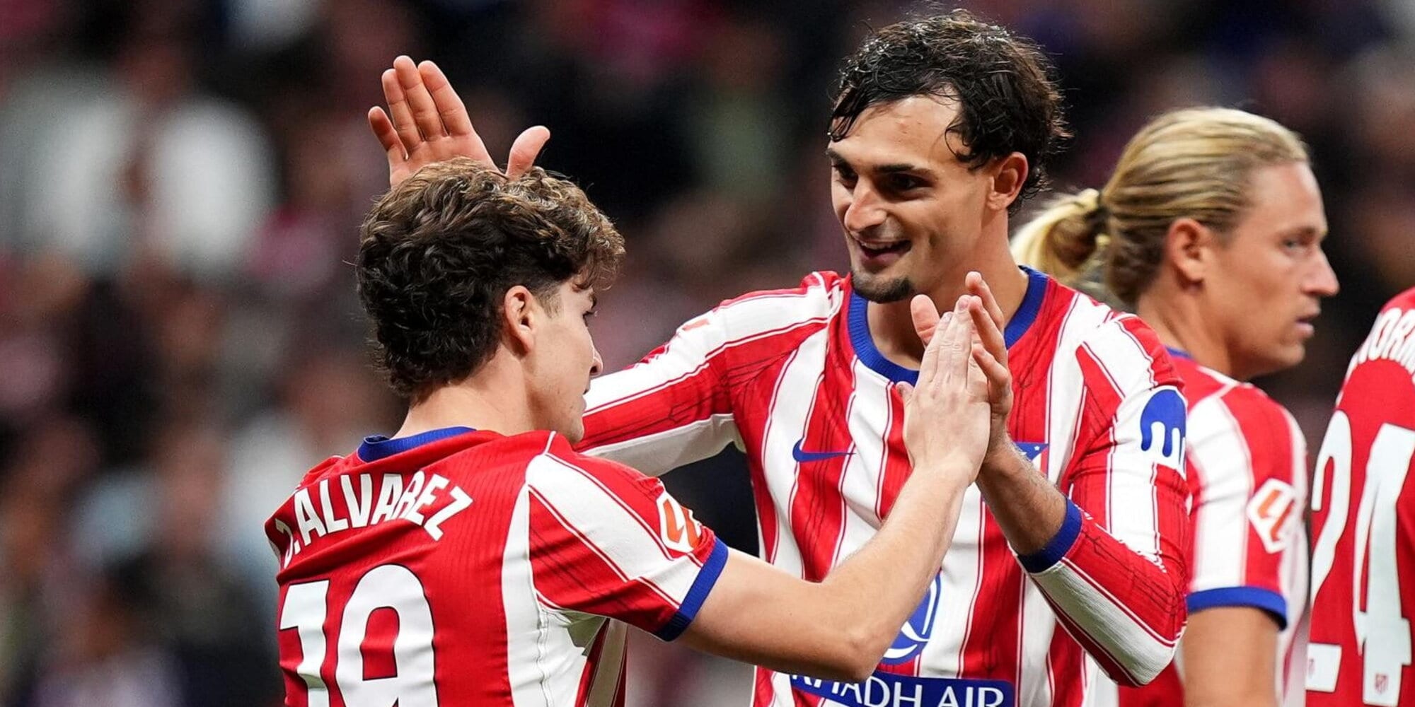 Álvarez scores as Atlético beat Deportivo to close in on Barcelona