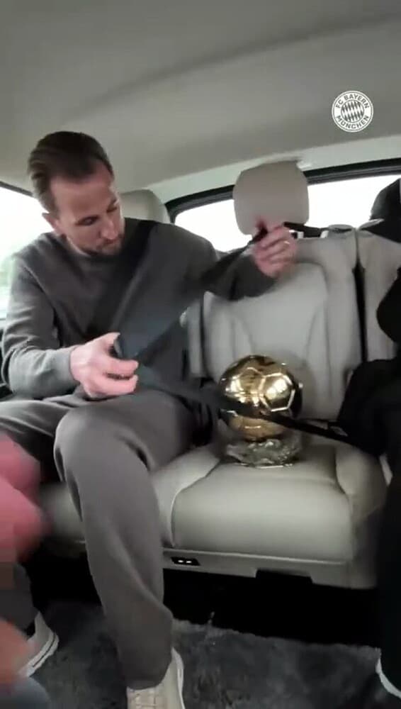 Kane torna a casa con il suo Pallone d'Oro: il siparietto social è esilarante