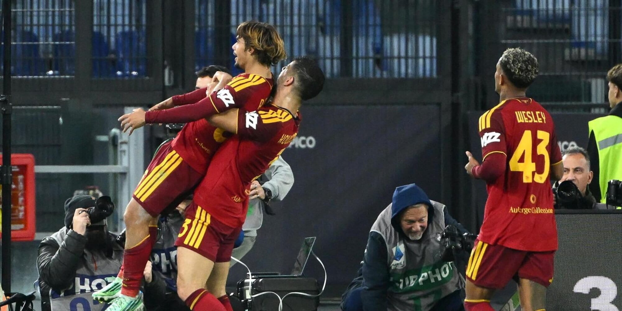 Roma beat Cagliari 4-2 after late goals from Mora and Malen