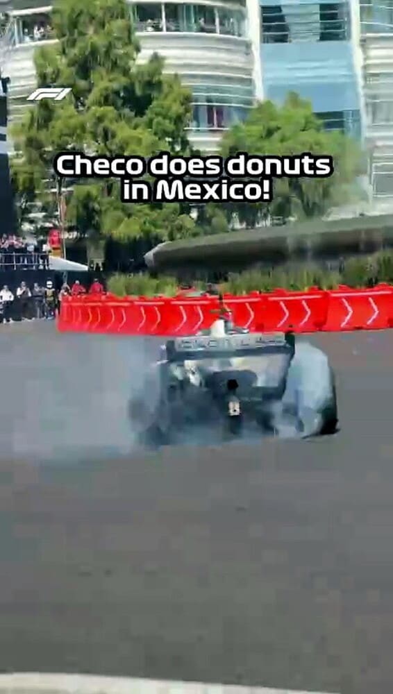Perez regala spettacolo in Messico: "donuts" in pista con la sua Cadillac