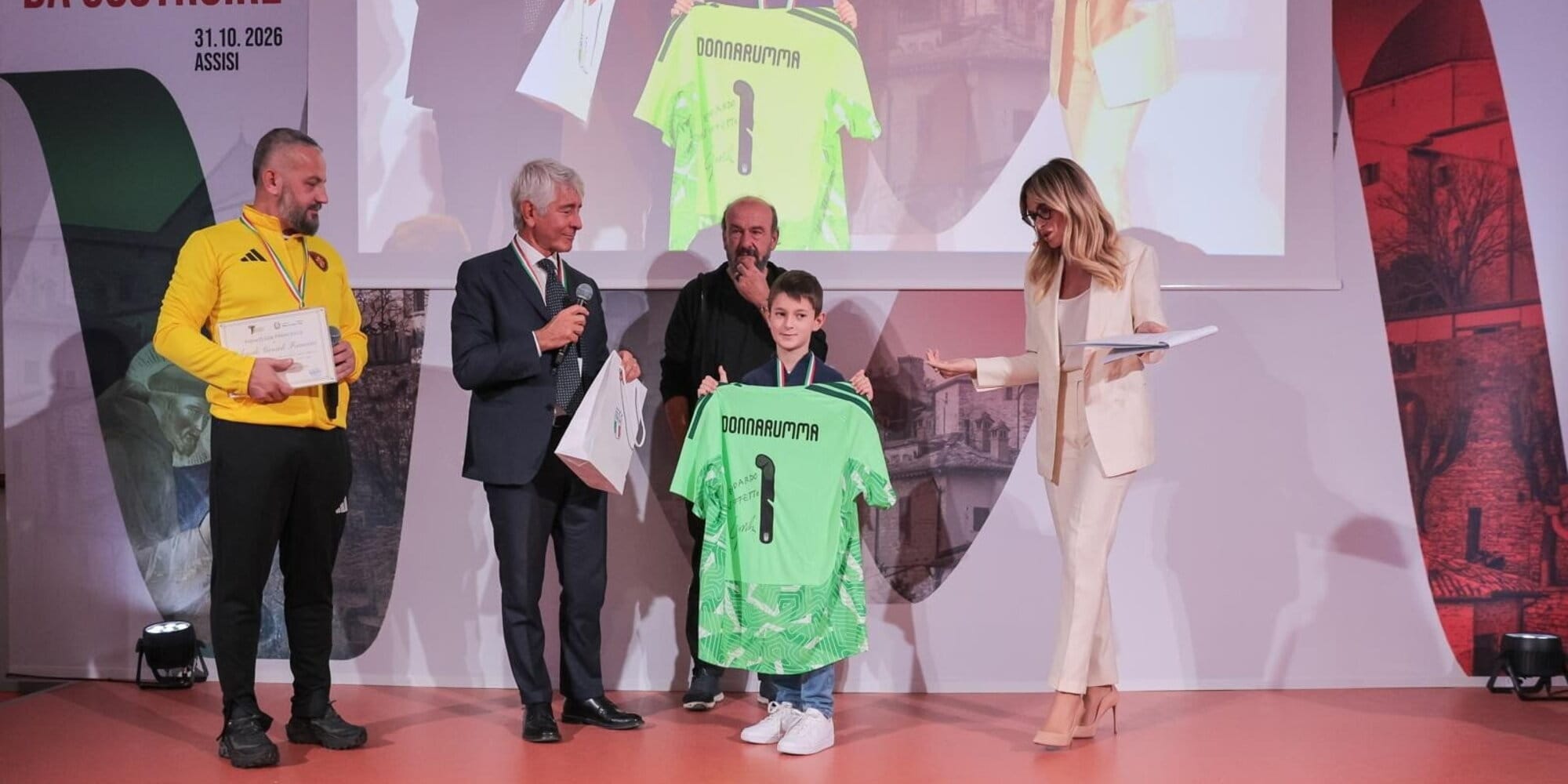 Bevallotta a gólt, amit senki sem látott: Donnarumma mezét kapta a kilencéves kapus