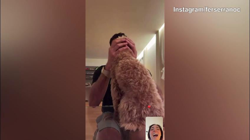 Milan, Gimenez con il cane in collegamento con la moglie Fer Serrano