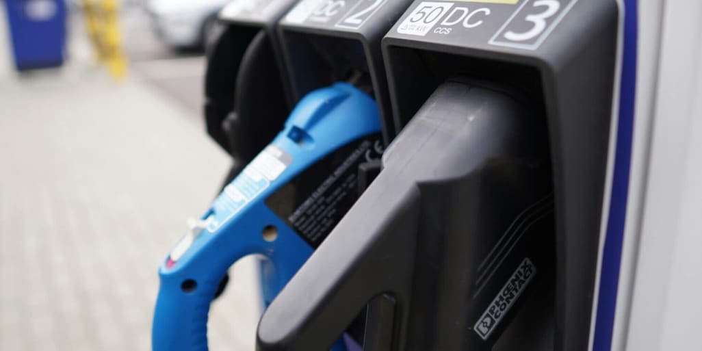 Benzina, rincari dopo l’attacco a Teheran: allarme Codacons su prezzo carburanti