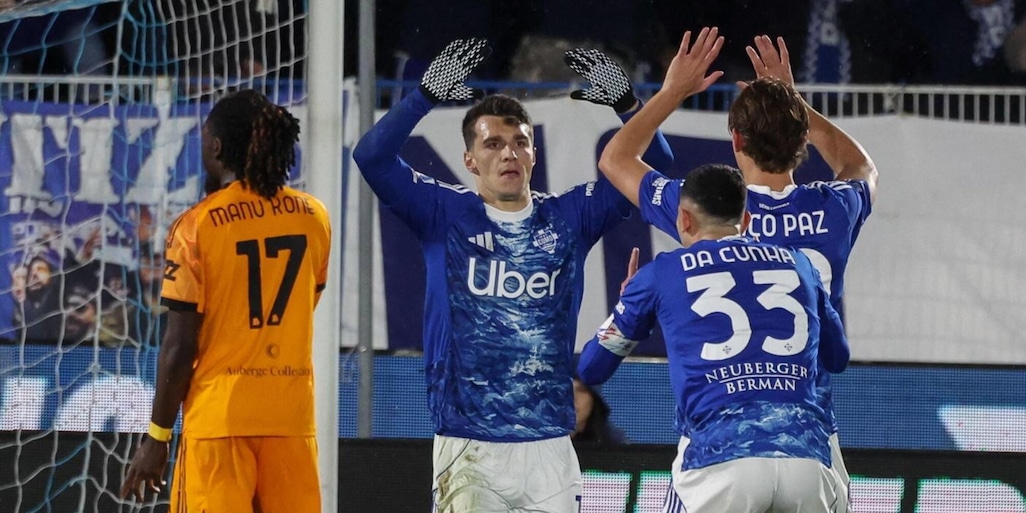 Roma, stavolta Malen non basta: Wesley espulso, il Como vince in rimonta e vola al quarto posto