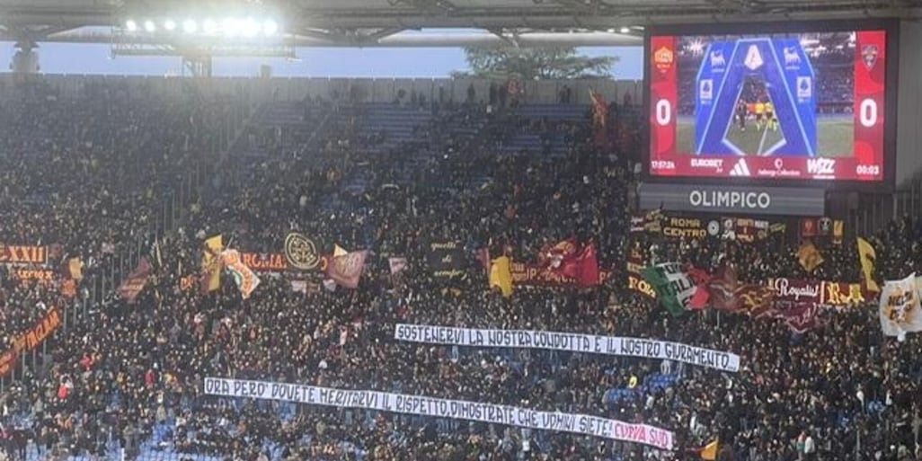 Lo striscione della Curva Sud alla Roma dopo il flop in Europa League: cosa c'è scritto e l'accoglienza dell'Olimpico