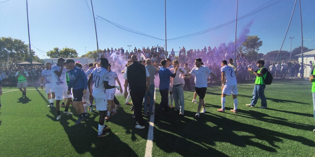 L'Ostiamare promossa in Serie C: è festa grande con i tifosi in campo