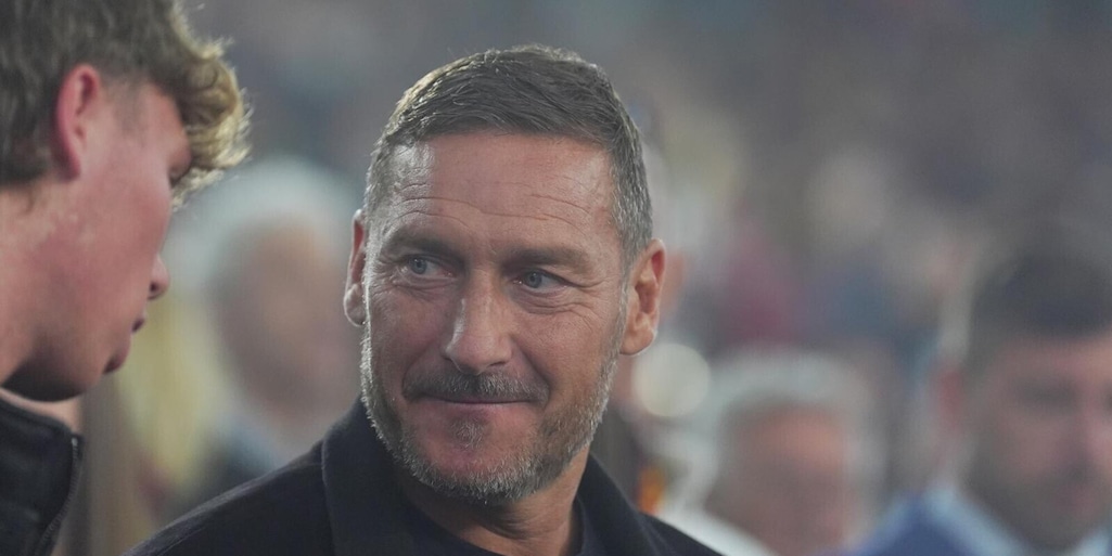 Totti sul ritorno alla Roma: "In questo momento c'è solo una priorità". Poi la gag sulla Lazio in finale di Coppa Italia