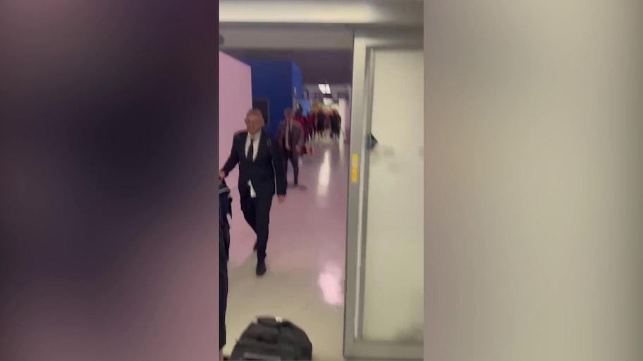 Roma, il ritorno a casa è un delirio: a Fiumicino oltre 500 tifosi