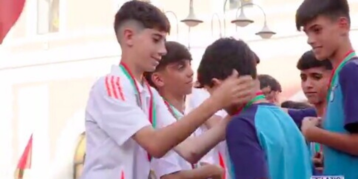 Lazio e Roma oltre la rivalità: i ragazzi si scambiano le medaglie