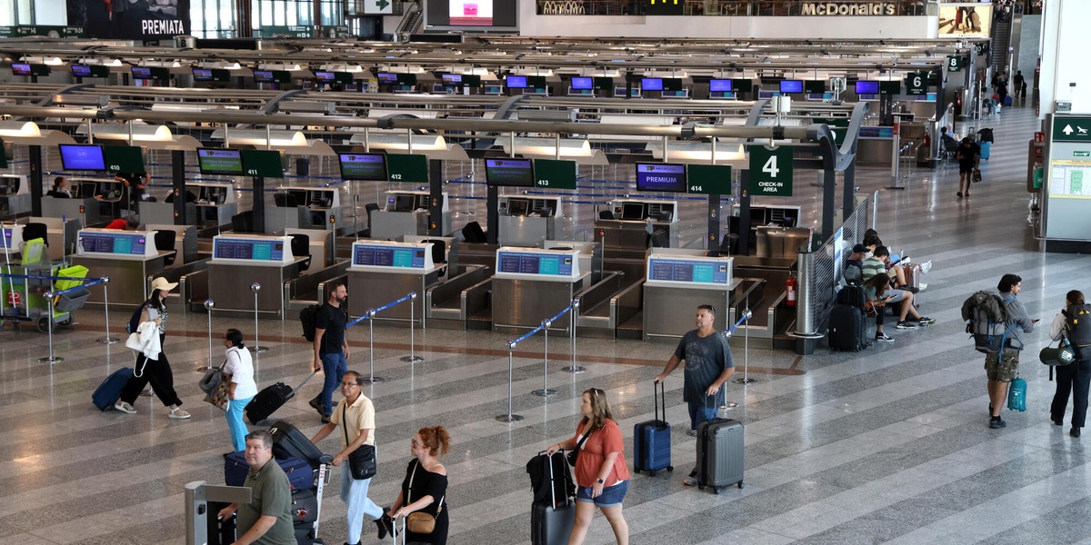 Commissione Trasporti Pe, stop costi extra bagali a mano aerei