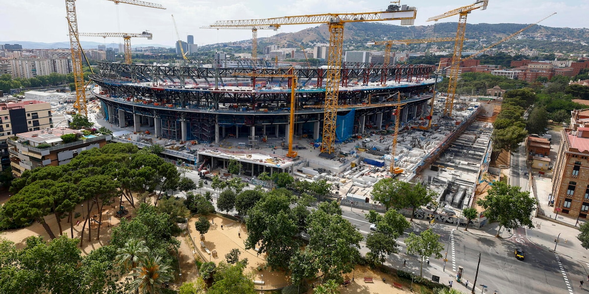 Calcio: il Camp Nou non è pronto, il Barcellona rinvia rientro