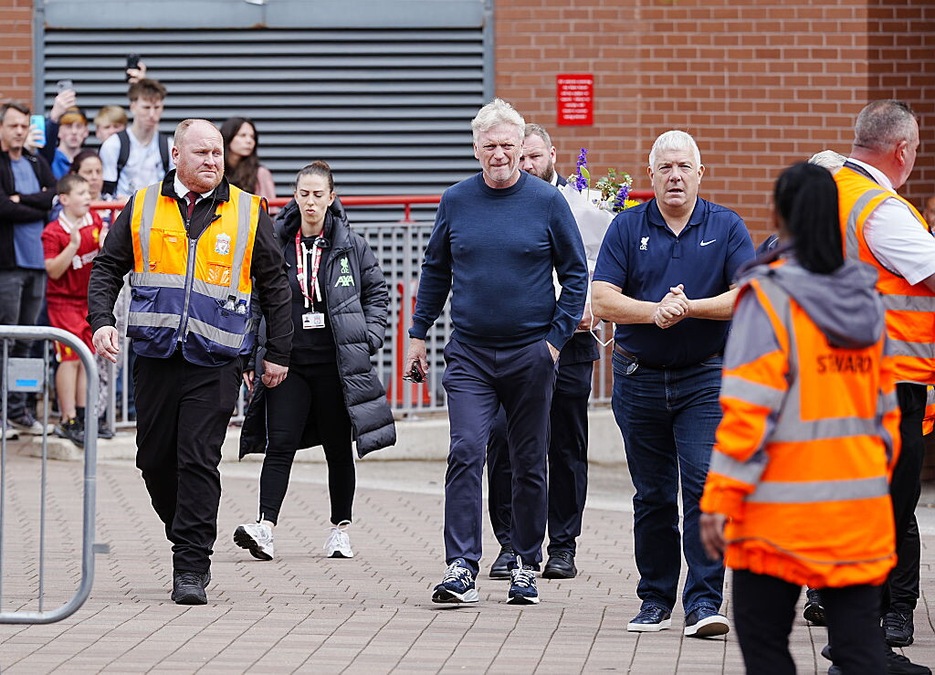 Il meraviglioso gesto dell'Everton per Diogo Jota: Moyes commosso e i fiori ad Anfield