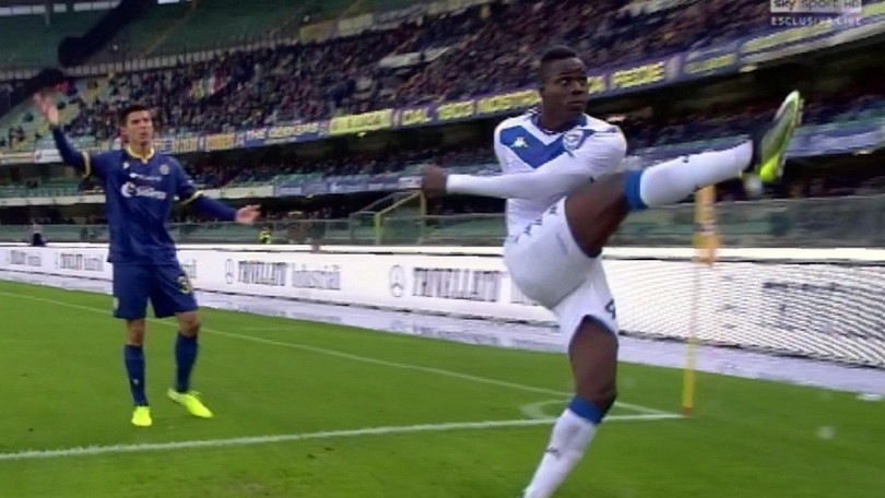 Buu razzisti a Balotelli in Verona-Brescia: indagato un uomo