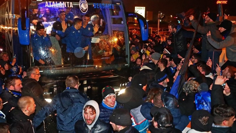 Atalanta, migliaia di tifosi in delirio all'aeroporto: che festa!