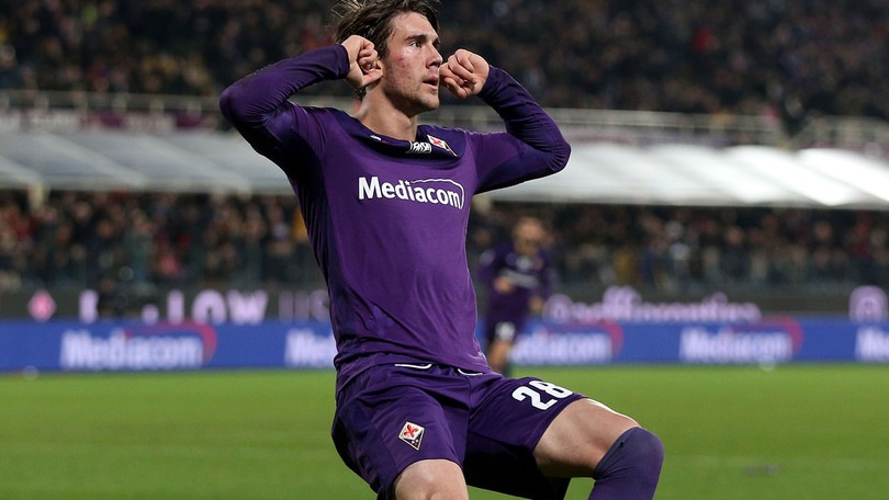 Vlahovic gela Conte. La Roma è quarta