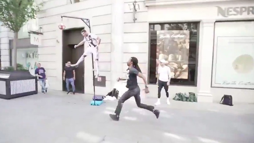 Juve, ecco 'Ronaldo header challenge': l'iniziativa spopola a Londra e sui social
