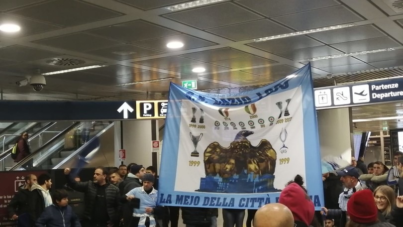 La Lazio ritorna con la Supercoppa: folla di tifosi a Fiumicino