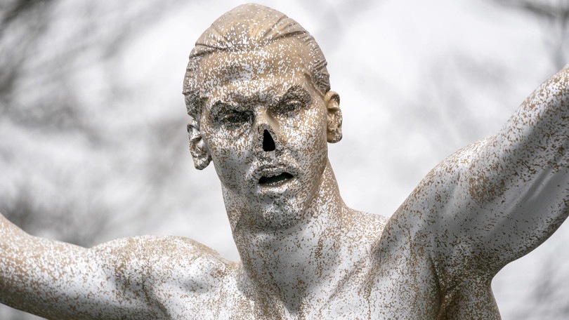 Ibrahimovic, altri danni alla statua: tagliato il naso