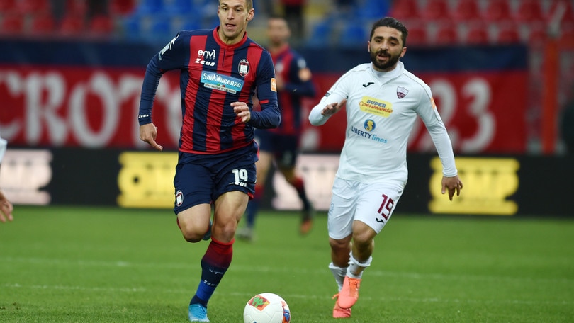 Il Crotone cala il tris, pareggia il Frosinone. Sconfitte per Salernitana e Perugia