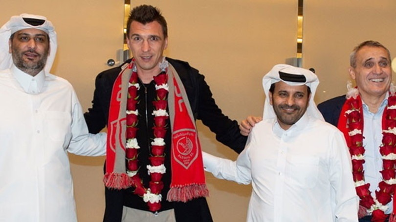 Mandzukic, sorrisi in Qatar: eccolo con la sciarpa dell’Al-Duhail