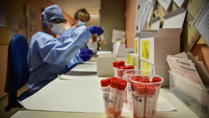 Coronavirus in Italia: 14.078 positivi in 24 ore, sale il tasso di positività