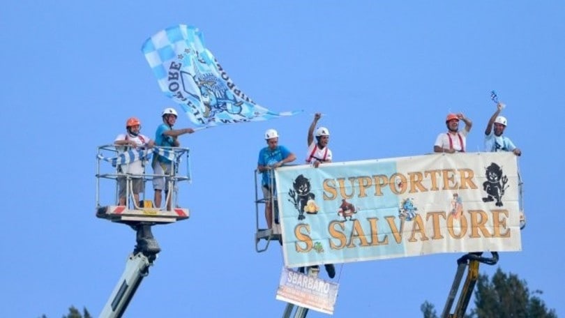 Entella, tifosi affittano gru per vedere la partita col Cittadella