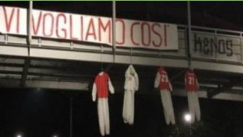 Perugia, contestazione shock: manichini appesi ad un cavalcavia